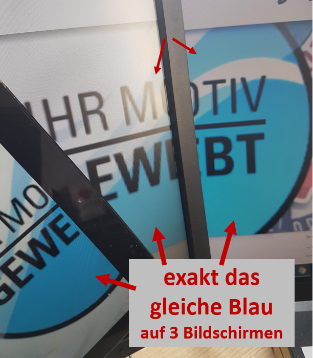 Drei Bildschirme mit exakt dem gleichen, blauen Motiv - das blau wirkt immer unterschiedlich