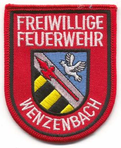 Feuerwehr-Aufnäher in typischer Schildform in rot.