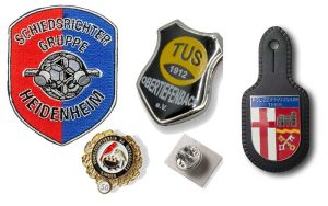 Verschiedene Abzeichen: gestickt, Metallabzeichen, Pins, Brustanhänger, etc.
