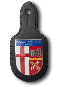 Brustabzeichen: Leder mit Knopfloch und darauf Metall-Plakette